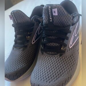 Size 9 - Brooks Levitate StealthFit 5 Black/Purple